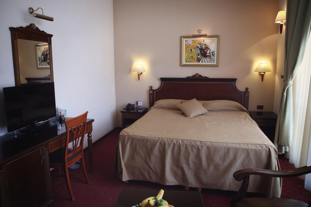 Hotel Millenium Бітола Екстер'єр фото